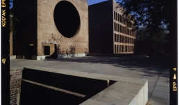 Roberto Schezen, Louis Kahn, Indian Institute of Management, Ahmedabad, Gujarat, India 1962-74, 2001 ca., Courtesy Fondazione MAXXI