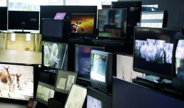 Douglas Gordon. Pretty much every film and video work from about 1992 until now’ish…, foto © Musacchio, Pasqualini & Fucilla, courtesy Fondazione MAXXI | © Studio lost but found/VG Bild-Kunst, Bonn, Germany/ SIAE 2025