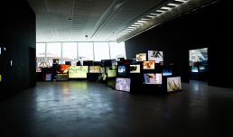 Douglas Gordon. Pretty much every film and video work from about 1992 until now’ish…, foto © Musacchio, Pasqualini & Fucilla, courtesy Fondazione MAXXI | © Studio lost but found/VG Bild-Kunst, Bonn, Germany/ SIAE 2025