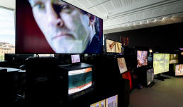 Douglas Gordon. Pretty much every film and video work from about 1992 until now’ish…, foto © Musacchio, Pasqualini & Fucilla, courtesy Fondazione MAXXI | © Studio lost but found/VG Bild-Kunst, Bonn, Germany/ SIAE 2025