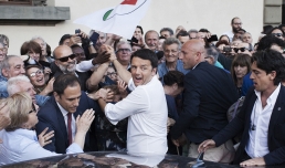 Simone Donati, Prato, maggio 2014. Il comizio di Matteo Renzi per la chiusura della campagna elettorale delle elezioni europee 2014. Matteo Renzi saluta i supporters alla fine del comizio, 2014