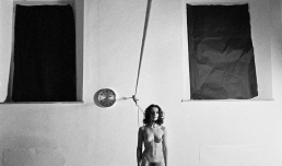 Vettor Pisani, Lo scorrevole, 1972, photo b/n, studio di Elisabetta Catalano, Roma. © Vettor Pisani © Photo Elisabetta Catalano