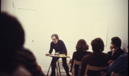 Giuseppe Chiari, Discussione, 27 maggio 1978, photo col., Galleria Peccolo, Livorno. Photo © Archivio Gianni Melotti