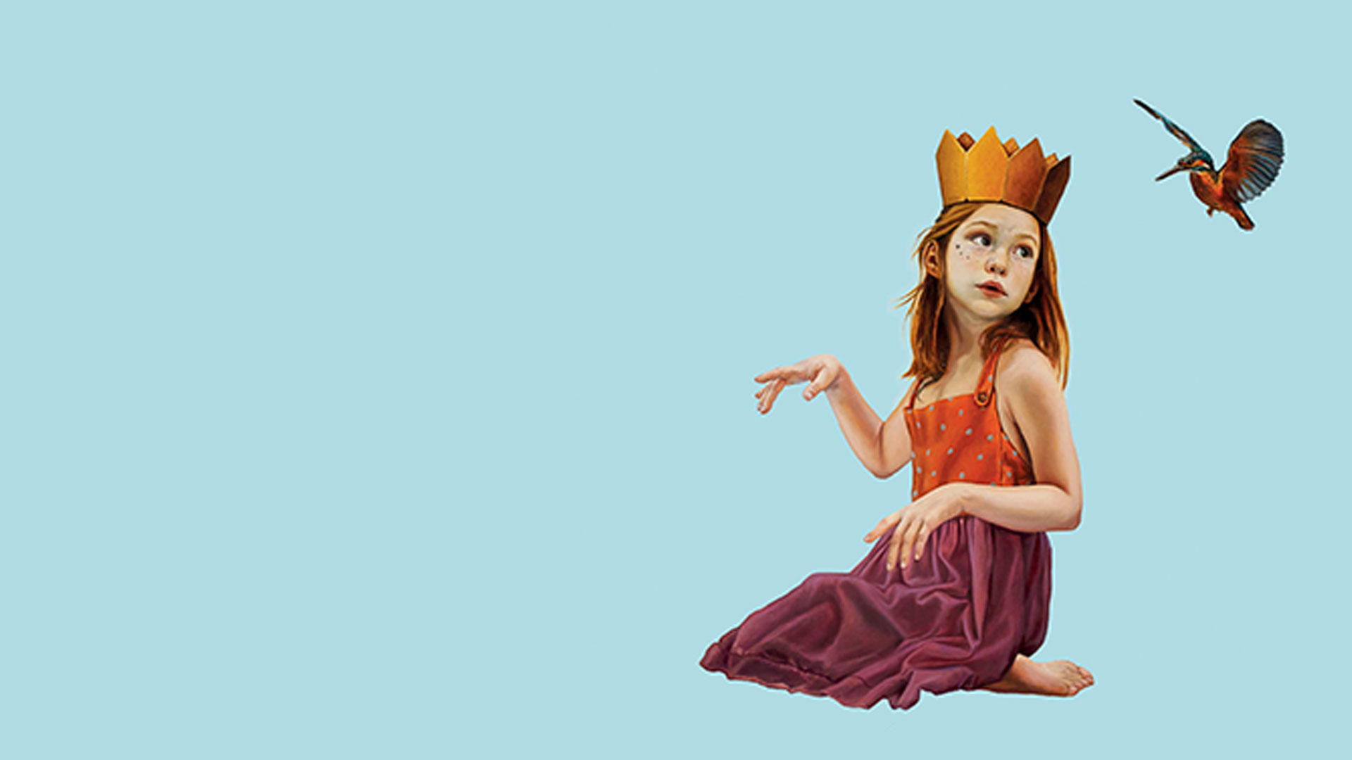 Illustrazione su sfondo azzurro uniforme: una bambina dai capelli rossi, con una corona dorata di carta in testa e lentiggini sul viso, è seduta a terra con un abito rosso a pois e una gonna lunga color prugna. Ha un’espressione sorpresa e guarda verso destra, dove un piccolo martin pescatore è raffigurato in volo. Stile pittorico, con la figura della bambina ritagliata su campo di colore piatto.