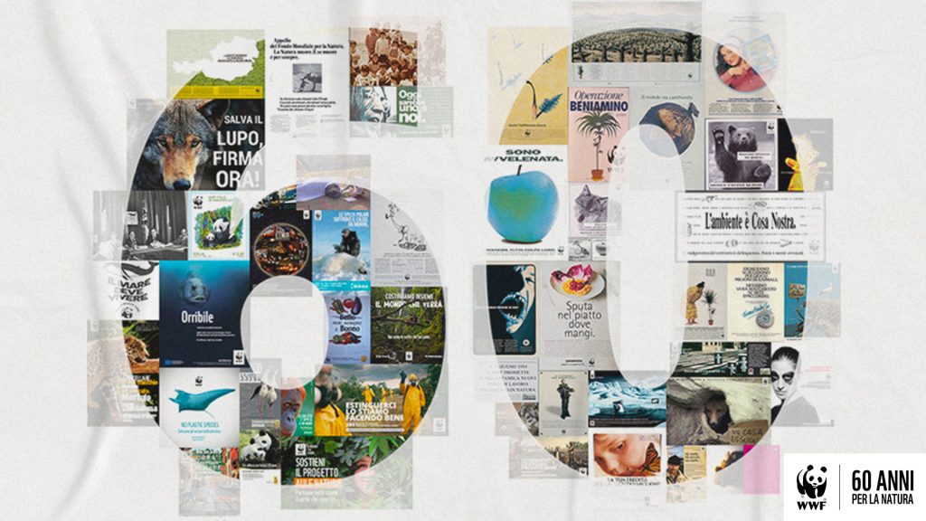 Collage celebrativo composto da decine di manifesti, campagne e immagini storiche del WWF, disposti a formare la cifra "60" su sfondo chiaro. Tra i contenuti riconoscibili: un lupo con la scritta "Salva il lupo, firma ora!", una mela dipinta di blu con la scritta "Sono avvelenata", un orso bruno in bianco e nero, un manifesto con un pesce spada e la scritta "Orribile", una manta, uno scimpanzé, una tartaruga, immagini di attivisti in tuta gialla, e vari altri poster con slogan ambientali in italiano. In basso a destra, il logo del panda WWF con la scritta "60 anni per la natura". Immagine composita a colori.
