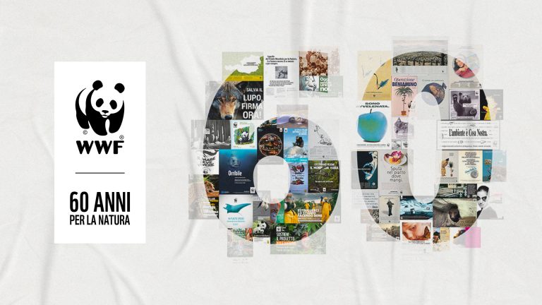 Collage celebrativo composto da decine di manifesti, campagne e immagini storiche del WWF, disposti a formare la cifra "60" su sfondo chiaro. Tra i contenuti riconoscibili: un lupo con la scritta "Salva il lupo, firma ora!", una mela dipinta di blu con la scritta "Sono avvelenata", un orso bruno in bianco e nero, un manifesto con un pesce spada e la scritta "Orribile", una manta, uno scimpanzé, una tartaruga, immagini di attivisti in tuta gialla, e vari altri poster con slogan ambientali in italiano. In basso a destra, il logo del panda WWF con la scritta "60 anni per la natura". Immagine composita a colori.